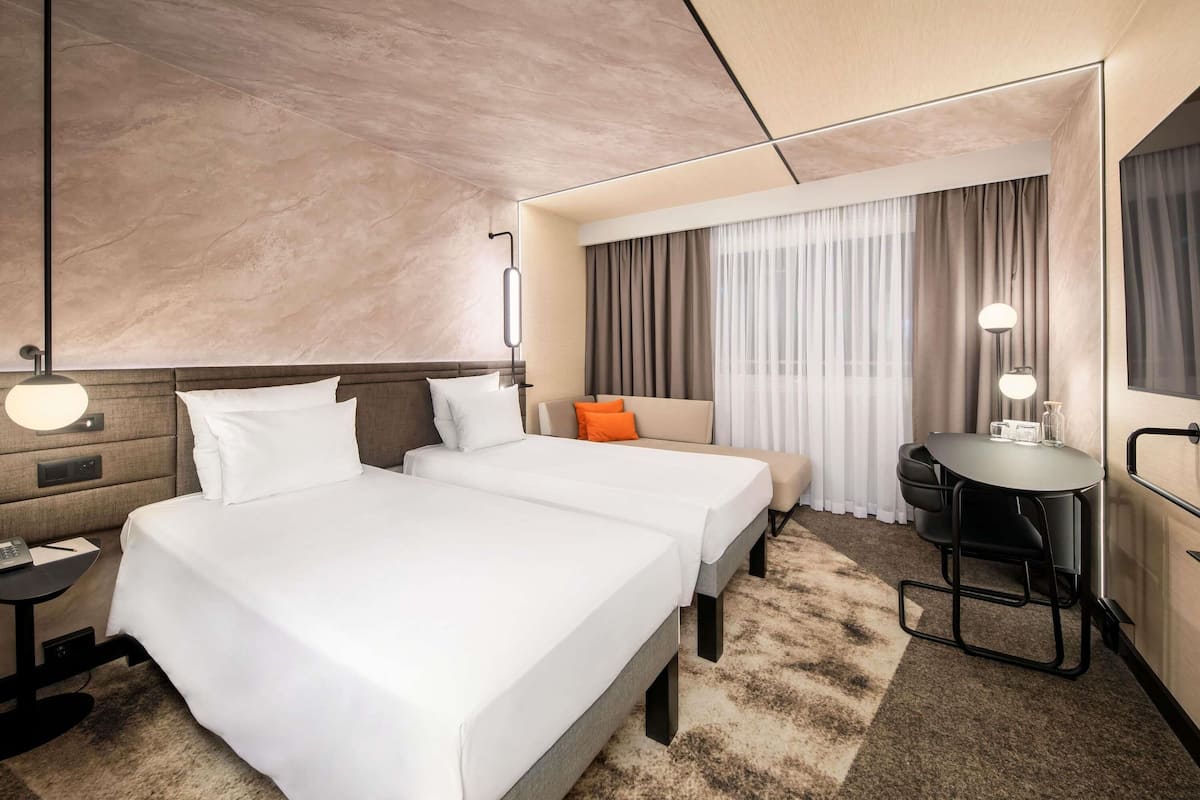 Kahden hengen standard-huone (kaksi sänkyä), 2 yhden hengen sänkyä | 1 makuuhuone, tallelokero huoneessa, työpöytä, äänieristys