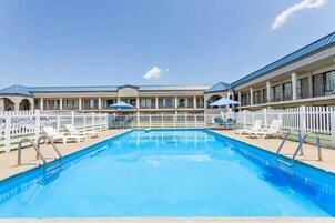 Una piscina al aire libre de temporada