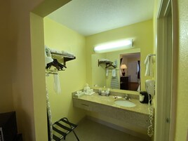 Standard Room, 1 King Bed | In-room safe, desk, iron/ironing board, free cribs/infant beds