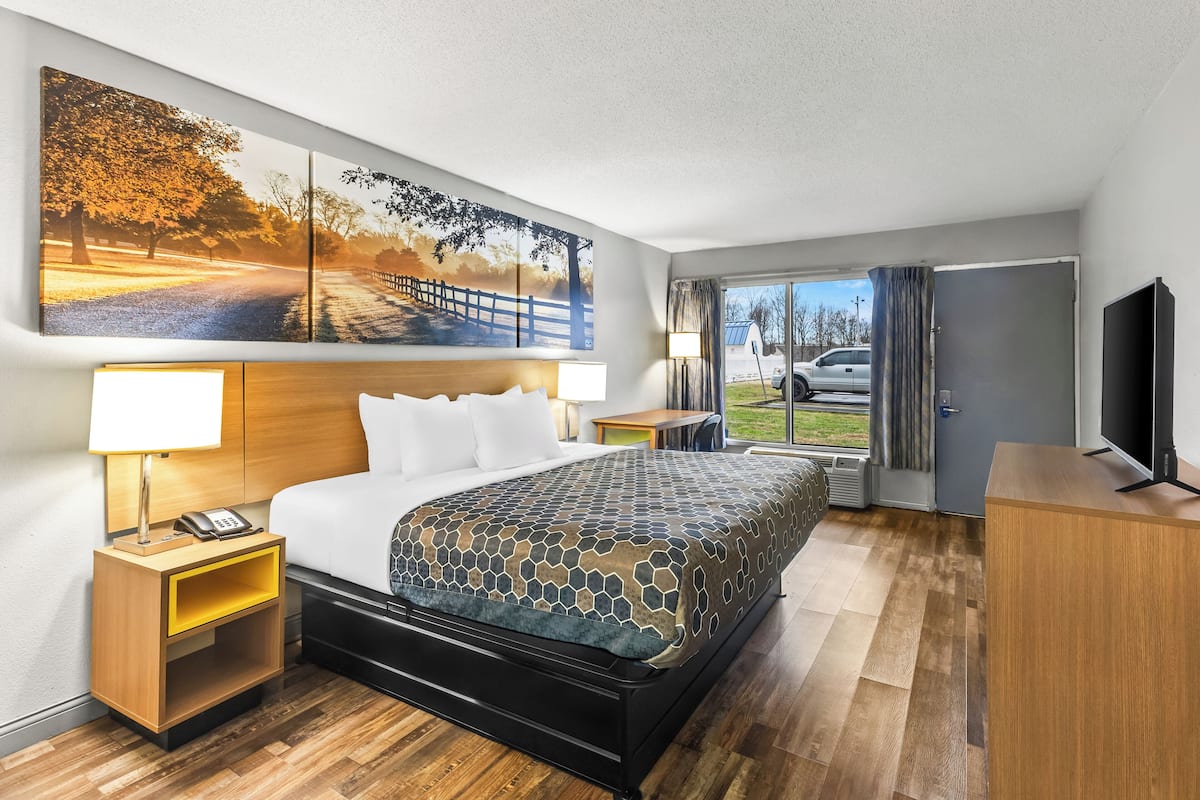 Room, 1 King Bed, Accessible, Non Smoking (Accessible Tub) | In-room safe, desk, iron/ironing board, free cribs/infant beds