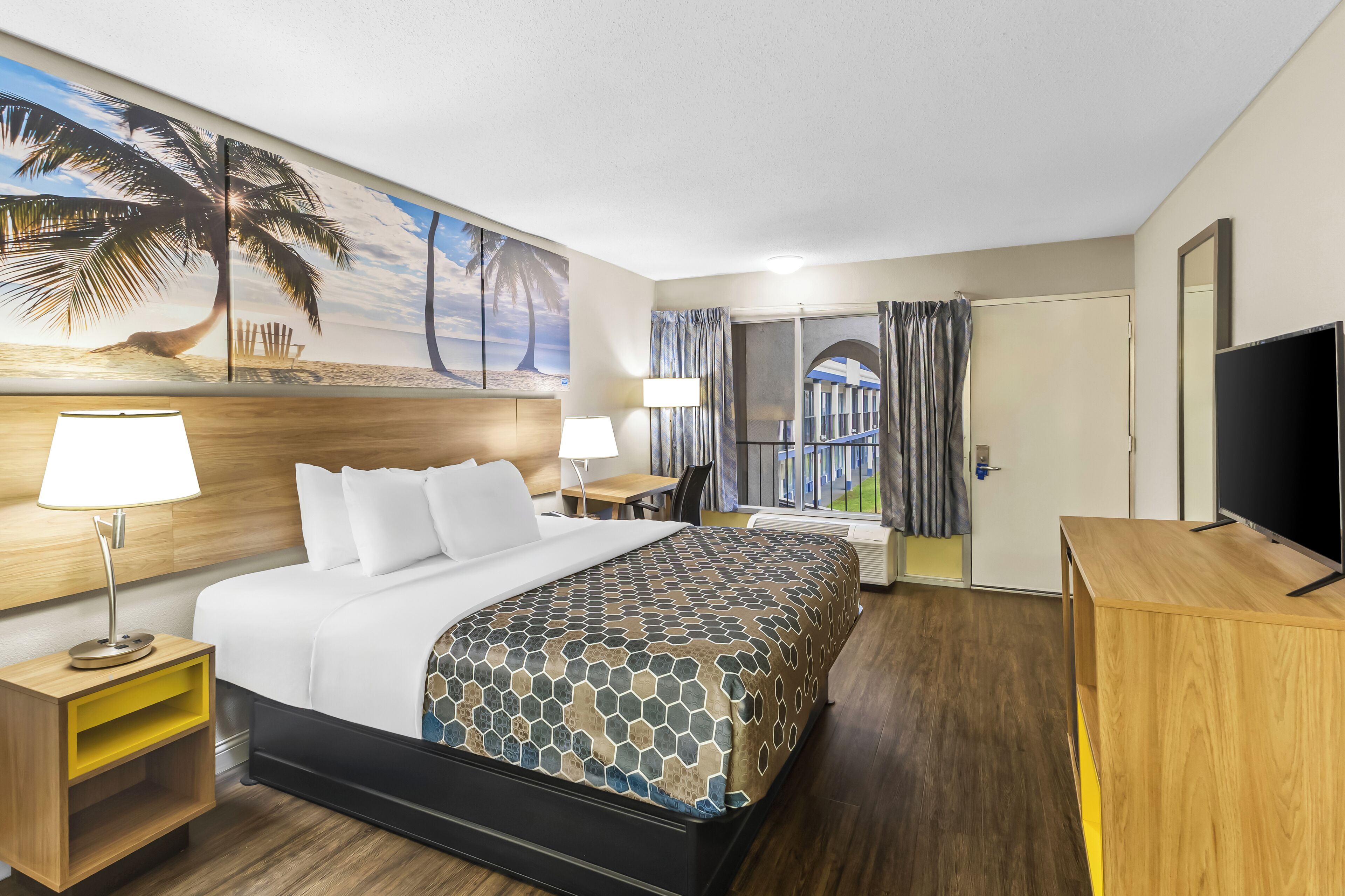 Standard Room, 1 King Bed, Non Smoking | In-room safe, desk, iron/ironing board, free cots/infant beds