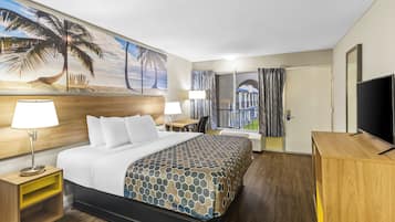 Standard Room, 1 King Bed, Non Smoking | In-room safe, desk, iron/ironing board, free cots/infant beds
