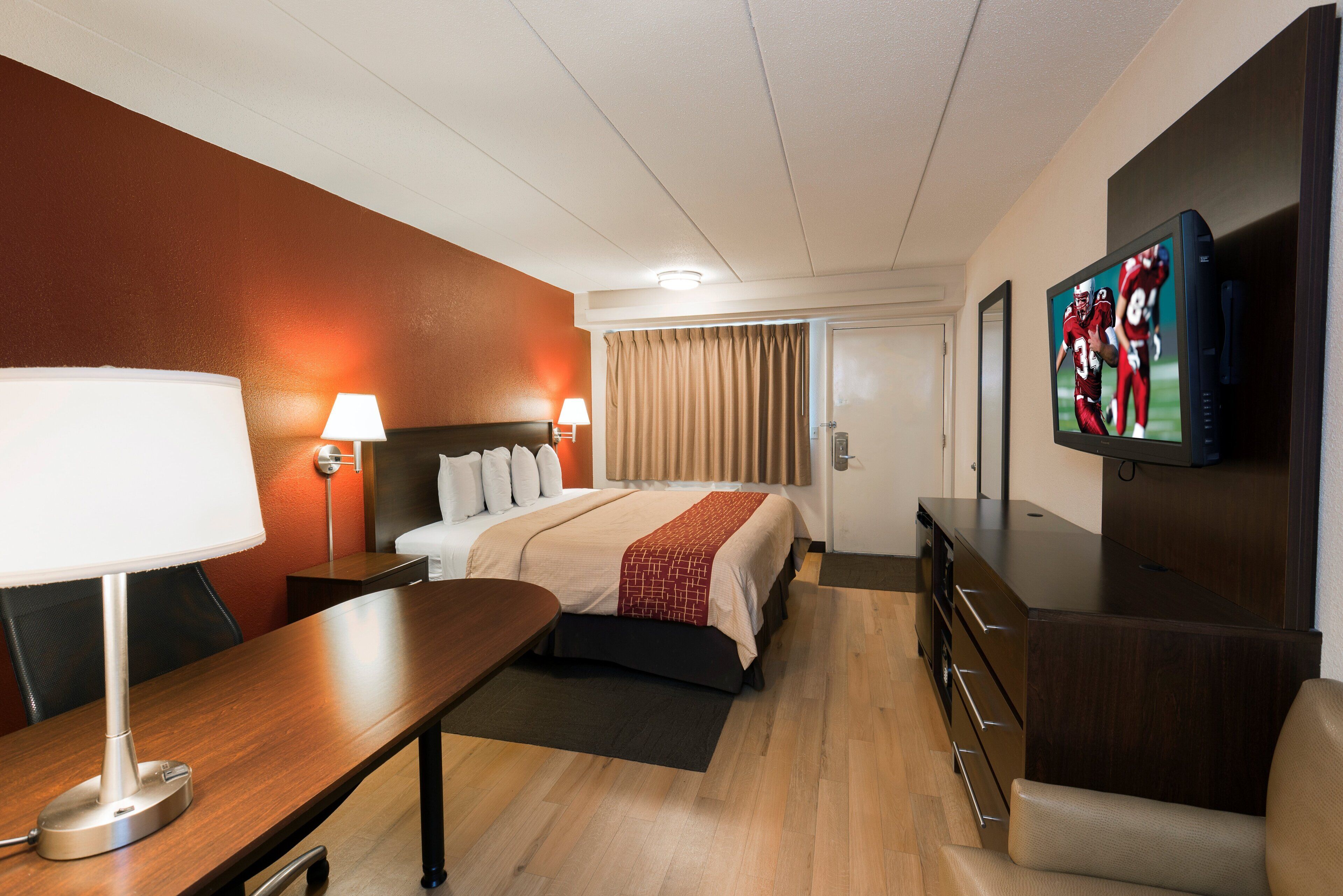 Escritorio, espacio para trabajar con laptop y cortinas blackout 