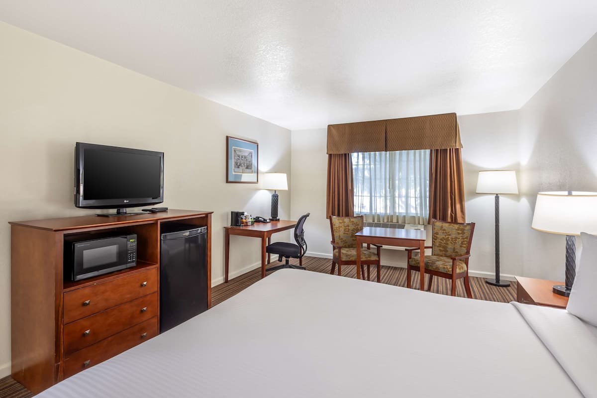 Standard Room, 1 King Bed, Non Smoking, Refrigerator & Microwave | Iron/ironing board, free WiFi, bed sheets