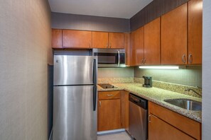 Suite, 2 chambres, accessible aux personnes à mobilité réduite, non-fumeur | Cuisine privée | Réfrigérateur grande capacité avec congélateur, four à micro-ondes