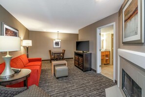 Suite, 1 King-Bett, barrierefrei (Hearing) | 1 Schlafzimmer, hochwertige Bettwaren, Pillowtop-Betten, Schreibtisch