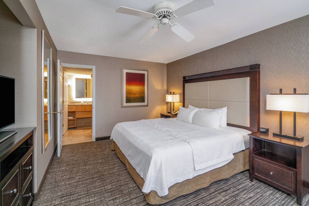 1 chambre, literie de qualité supérieure, surmatelas, bureau