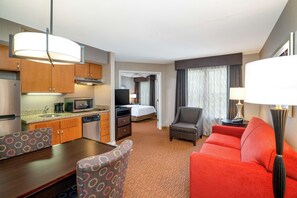 Suite, 1 grand lit, accessible aux personnes à mobilité réduite, baignoire | Literie de qualité, lit avec matelas à plateau-coussin, bureau
