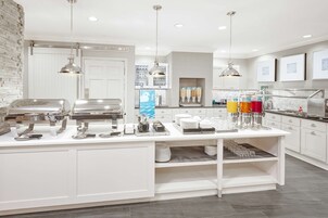 Café da manhã com buffet grátis todos os dias