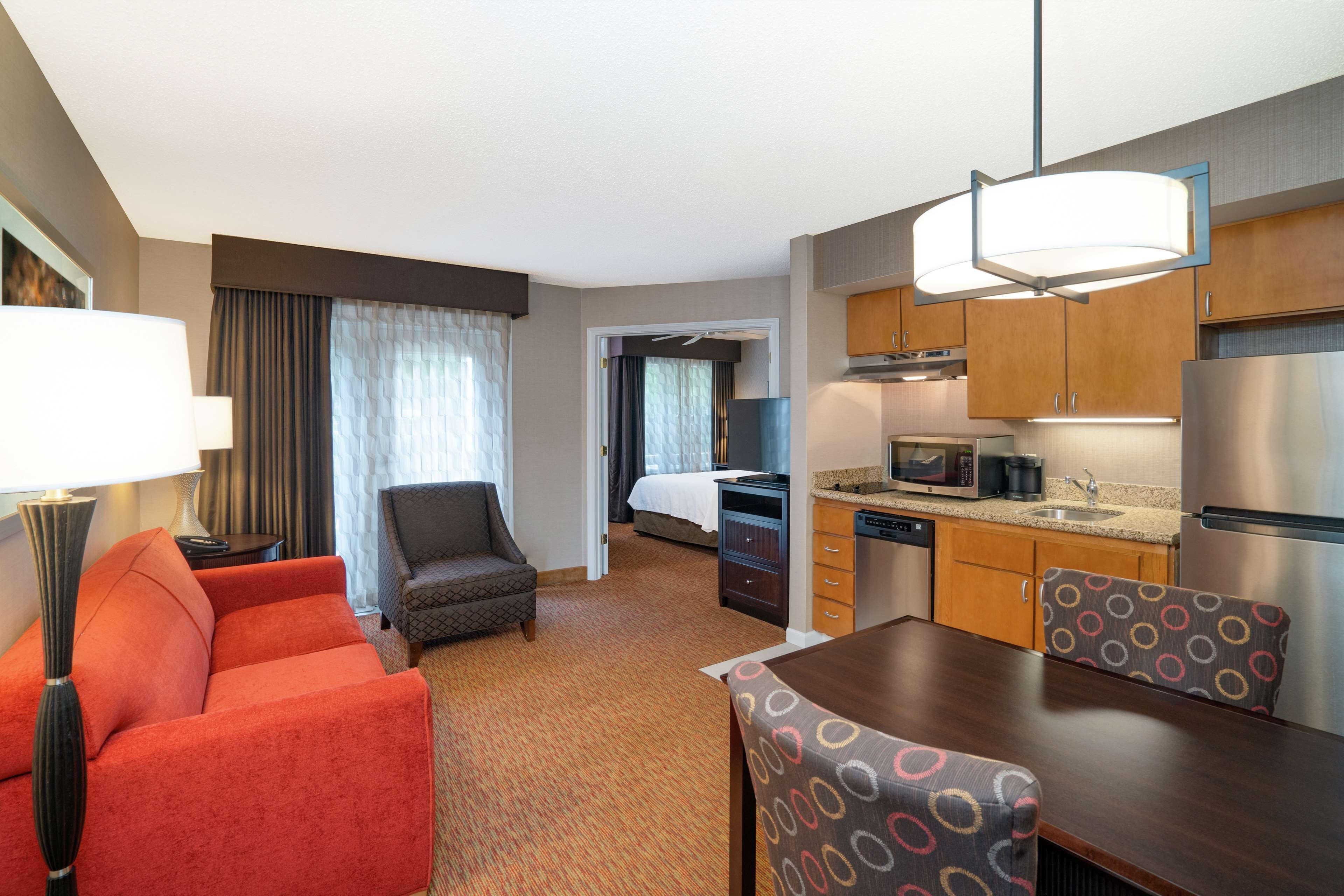 suite, 1 queen bed, non smoking | living area | 40-inch flat-screen tv with satellite channels, tv