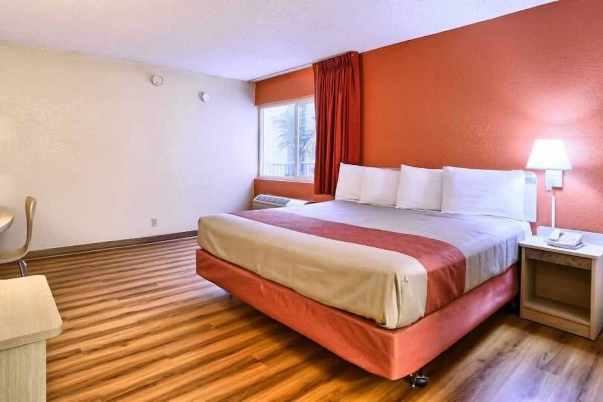 Standard Room, 1 King Bed, Non Smoking | Desk, free WiFi, bed sheets