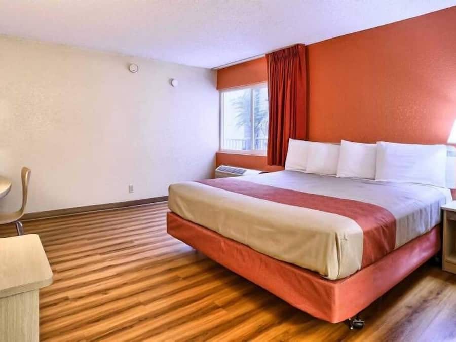 Rom – standard, 1 kingsize-seng, ikke-røyk | Skrivebord, wi-fi (inkludert) og sengetøy