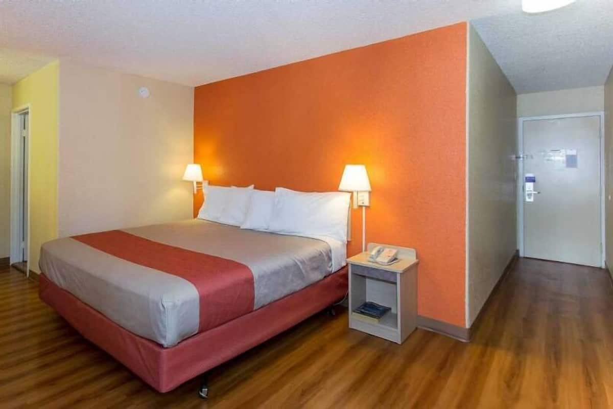 Standard Room, 1 King Bed, Accessible, Non Smoking | Desk, free WiFi, bed sheets