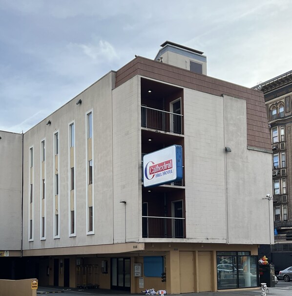 Un immeuble sur lequel on peut voir une enseigne indiquant « Cathedral Hill Hotel ».