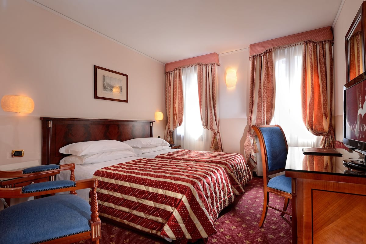 Double or Twin Room, Annex Building | Bar mini, peti besi dalam bilik, meja, langsir/tirai gelap terus 