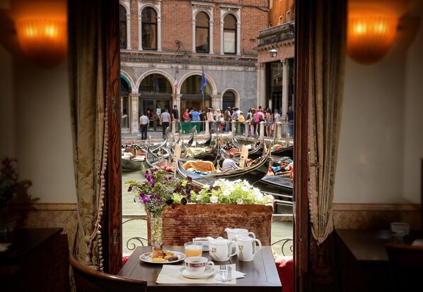 包含每日自助早餐