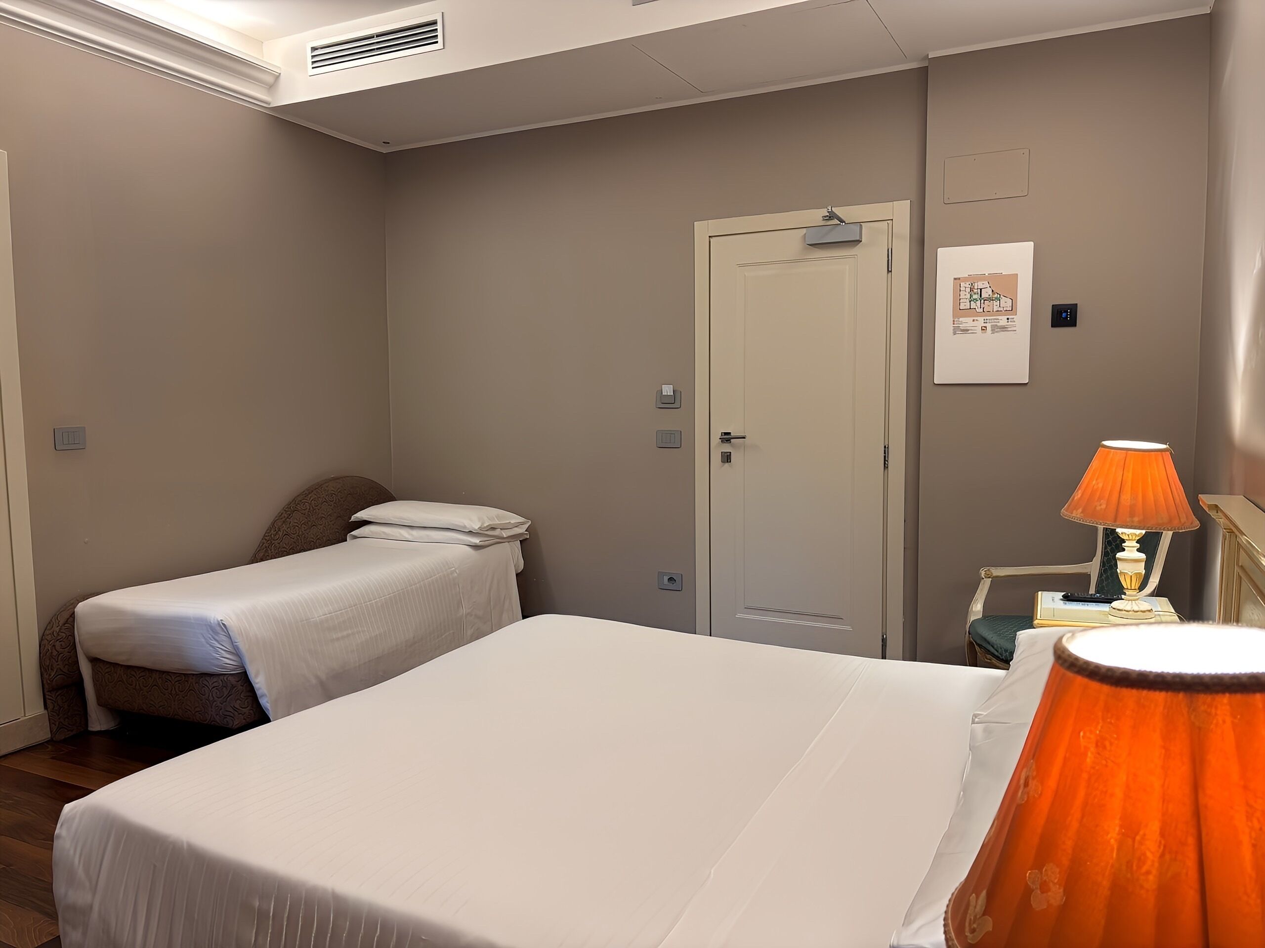 Trippelrum | Minibar, värdeförvaringsskåp på rummet och skrivbord