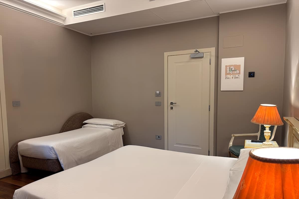 Triple Room | Bar mini, peti besi dalam bilik, meja, langsir/tirai gelap terus 