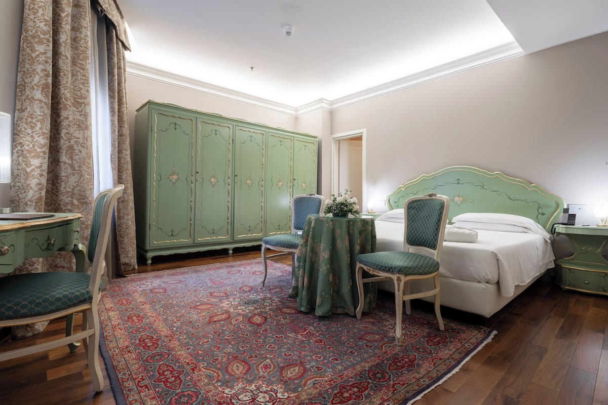 Superior Double or Twin Room, Canal View | Bar mini, peti besi dalam bilik, meja, langsir/tirai gelap terus 
