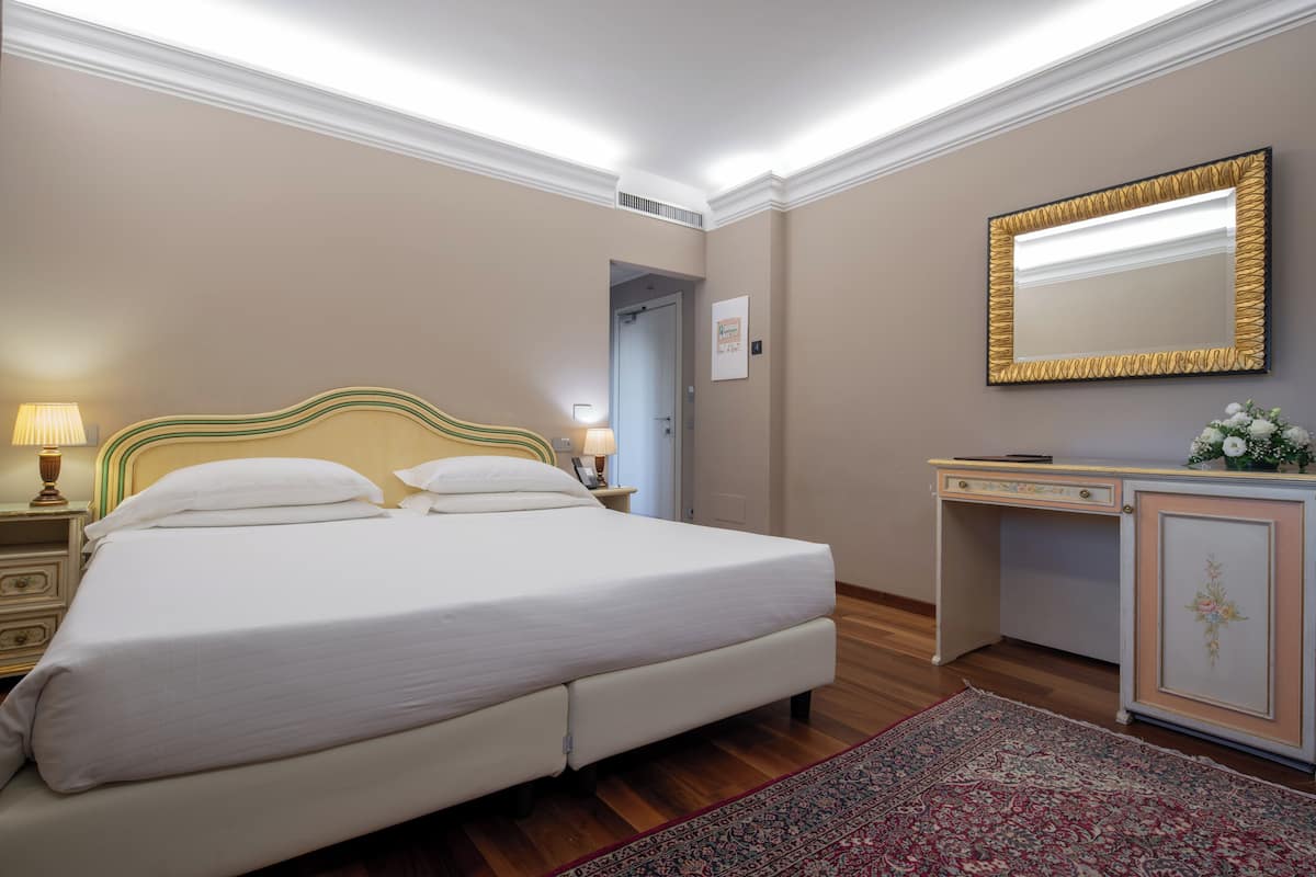 Classic Room, 1 Katil Kelamin (Double) atau 2 Katil Bujang (Single) | Bar mini, peti besi dalam bilik, meja, langsir/tirai gelap terus 
