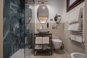 Classic Room, 1 Double or 2 Twin Beds | Bathroom | Free toiletries, hair dryer, towels