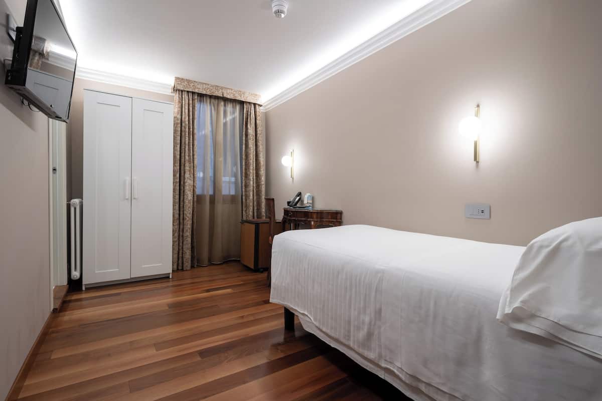 Classic Single Room, 1 Katil Bujang (Single) | Bar mini, peti besi dalam bilik, meja, langsir/tirai gelap terus 