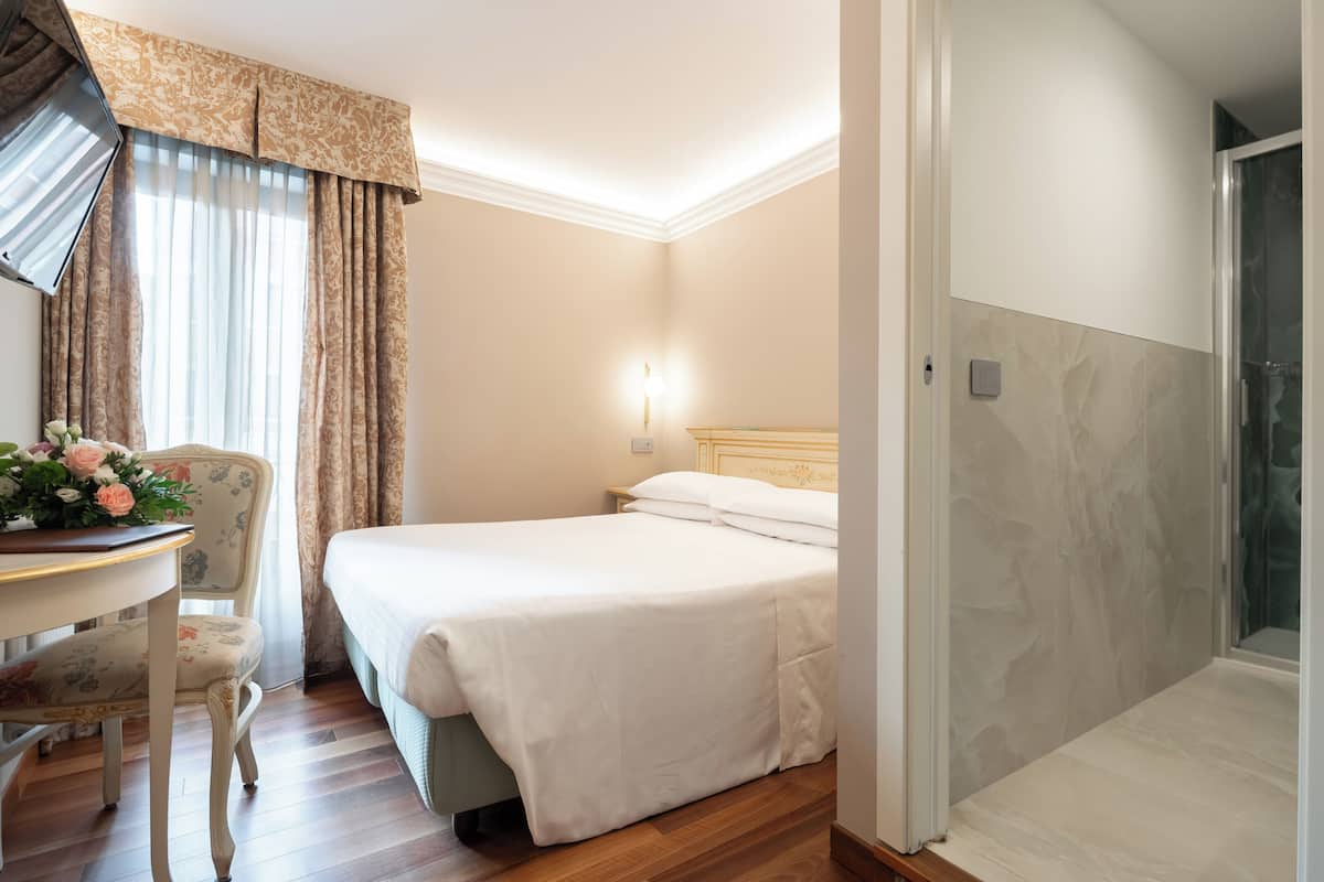 Double or Twin Room, Canal View | Bar mini, peti besi dalam bilik, meja, langsir/tirai gelap terus 