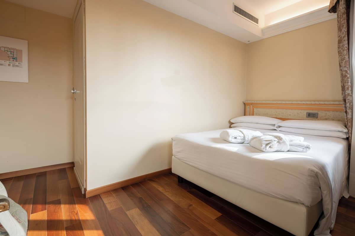 Small Room | Minibar, värdeförvaringsskåp på rummet och skrivbord