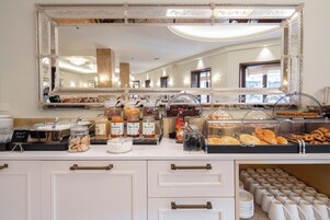 Café da manhã com buffet grátis todos os dias