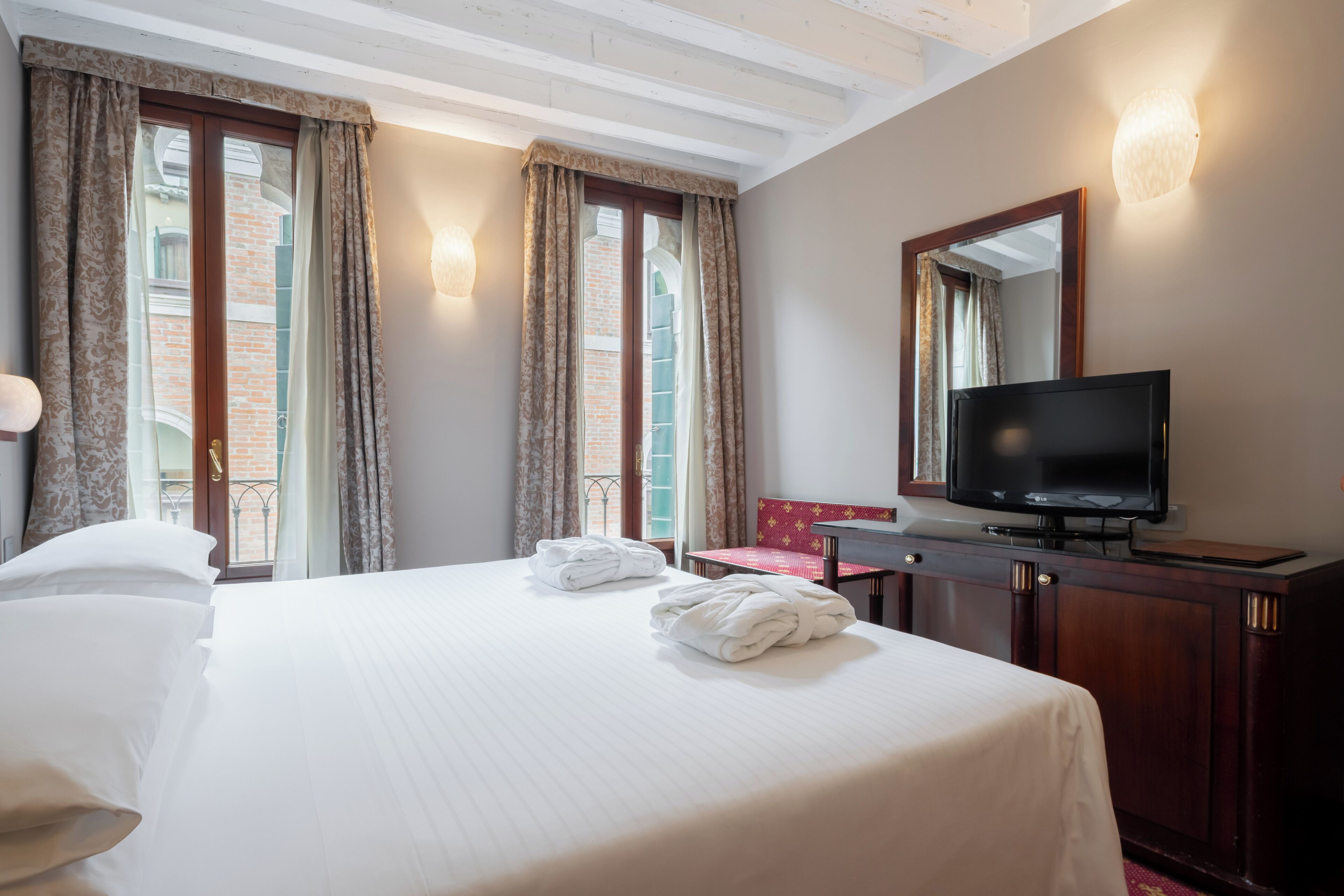 Minibar, caja de seguridad en la habitación y escritorio 