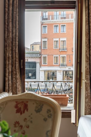 Doppel- oder Zweibettzimmer, Kanalblick | Minibar, Zimmersafe, Schreibtisch, Verdunkelungsvorhänge. Hotel Cavalletto e Doge Orseolo
