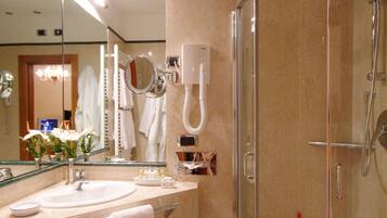 Set di cortesia gratuito, asciugacapelli, asciugamani