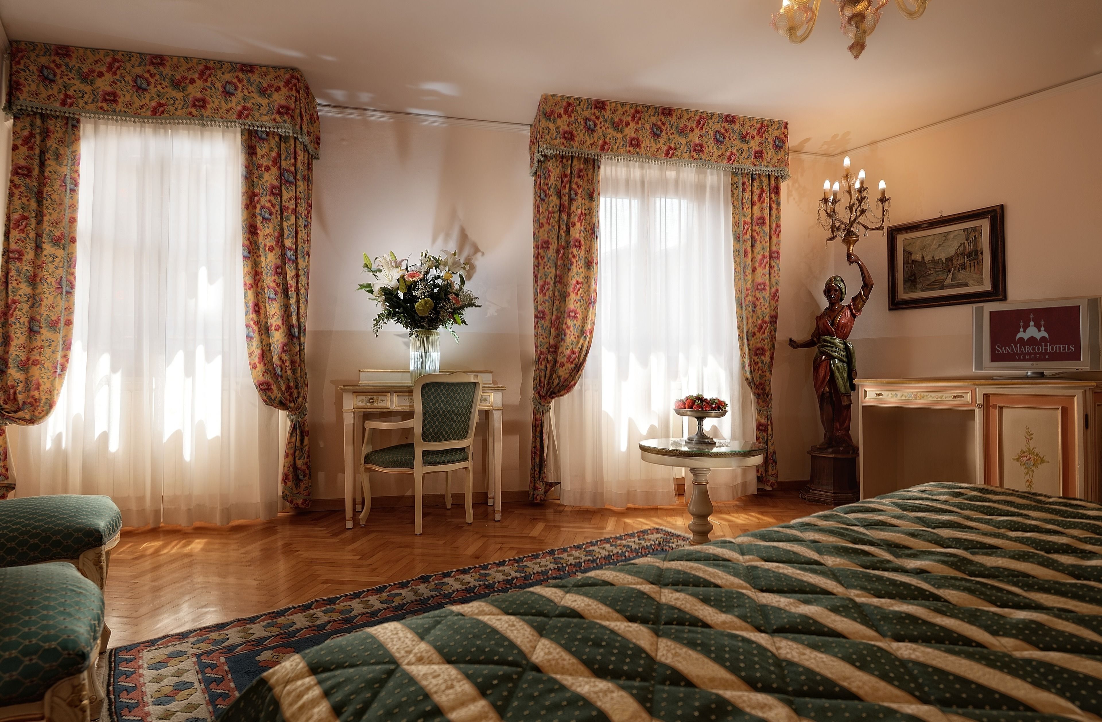 Superior kamer, 1 twee- of 2 eenpersoonsbedden, uitzicht op het water | Een minibar, een kluis op de kamer, een bureau, verduisterende gordijnen