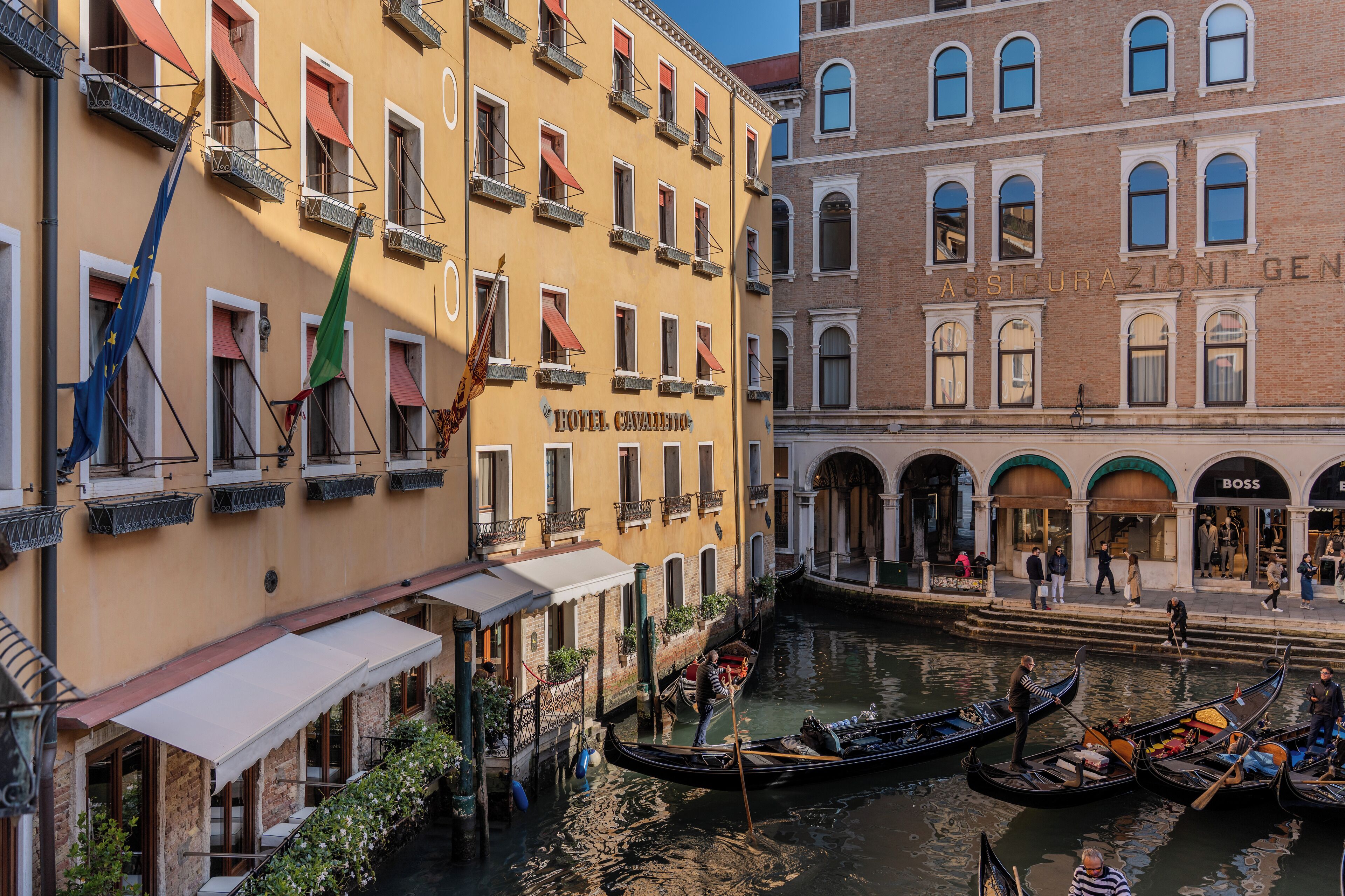 Minibar, coffres-forts dans les chambres, bureau, rideaux occultants