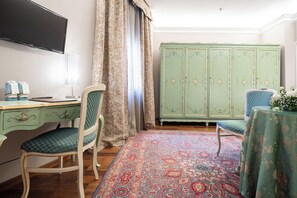 Superior Double or Twin Room, Canal View | Minibar, in-room safe, desk, blackout curtains - Hotel Cavalletto e Doge Orseolo (Venice)