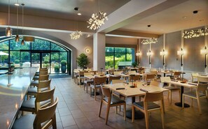 Serveert ontbijt, lunch en diner
