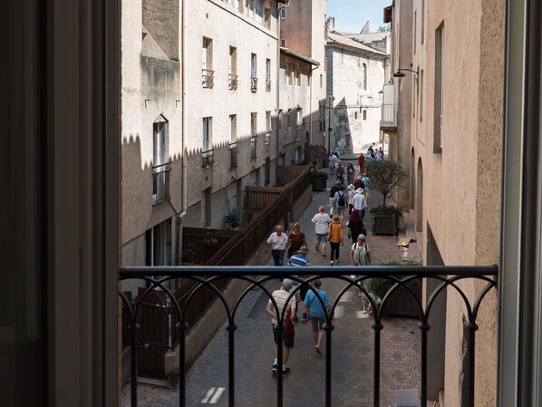 객실 내 금고, 각각 다르게 가구 비치, 책상, 암막 커튼