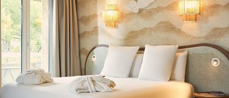 Suite, 1 tweepersoonsbed met slaapbank | Een kluis op de kamer, individueel gemeubileerd, een bureau