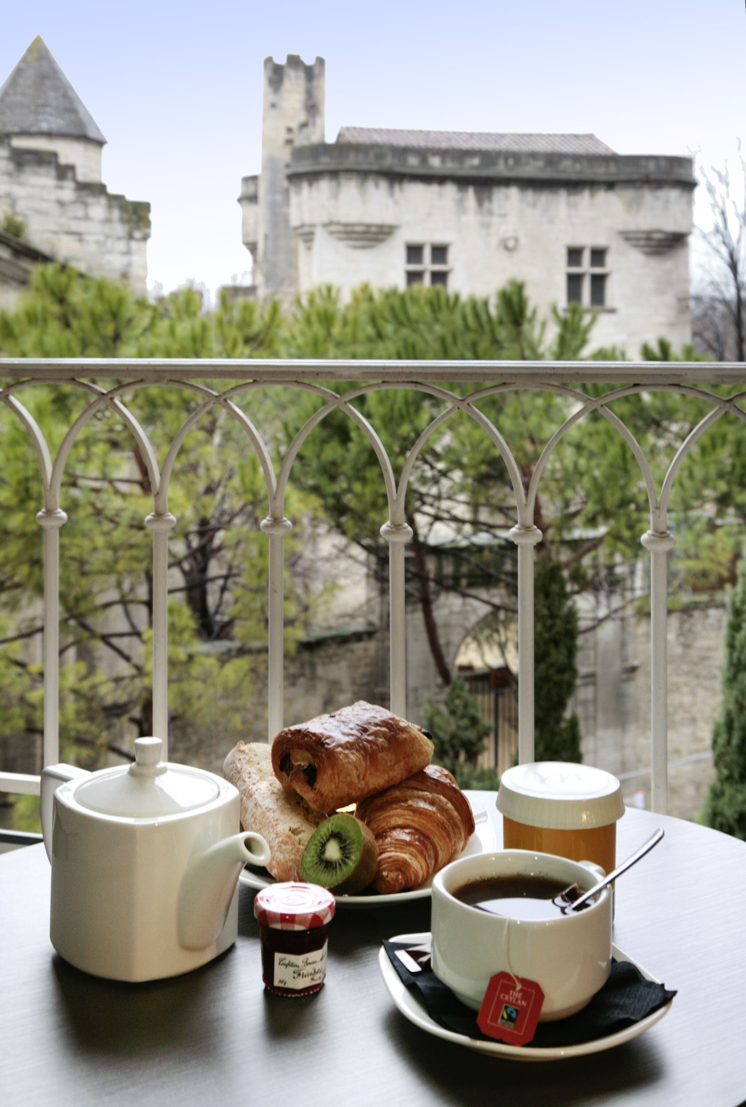 Caja de seguridad en la habitación, muebles diferentes y escritorio 