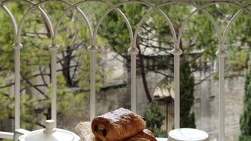 Caja de seguridad en la habitación, muebles diferentes y escritorio