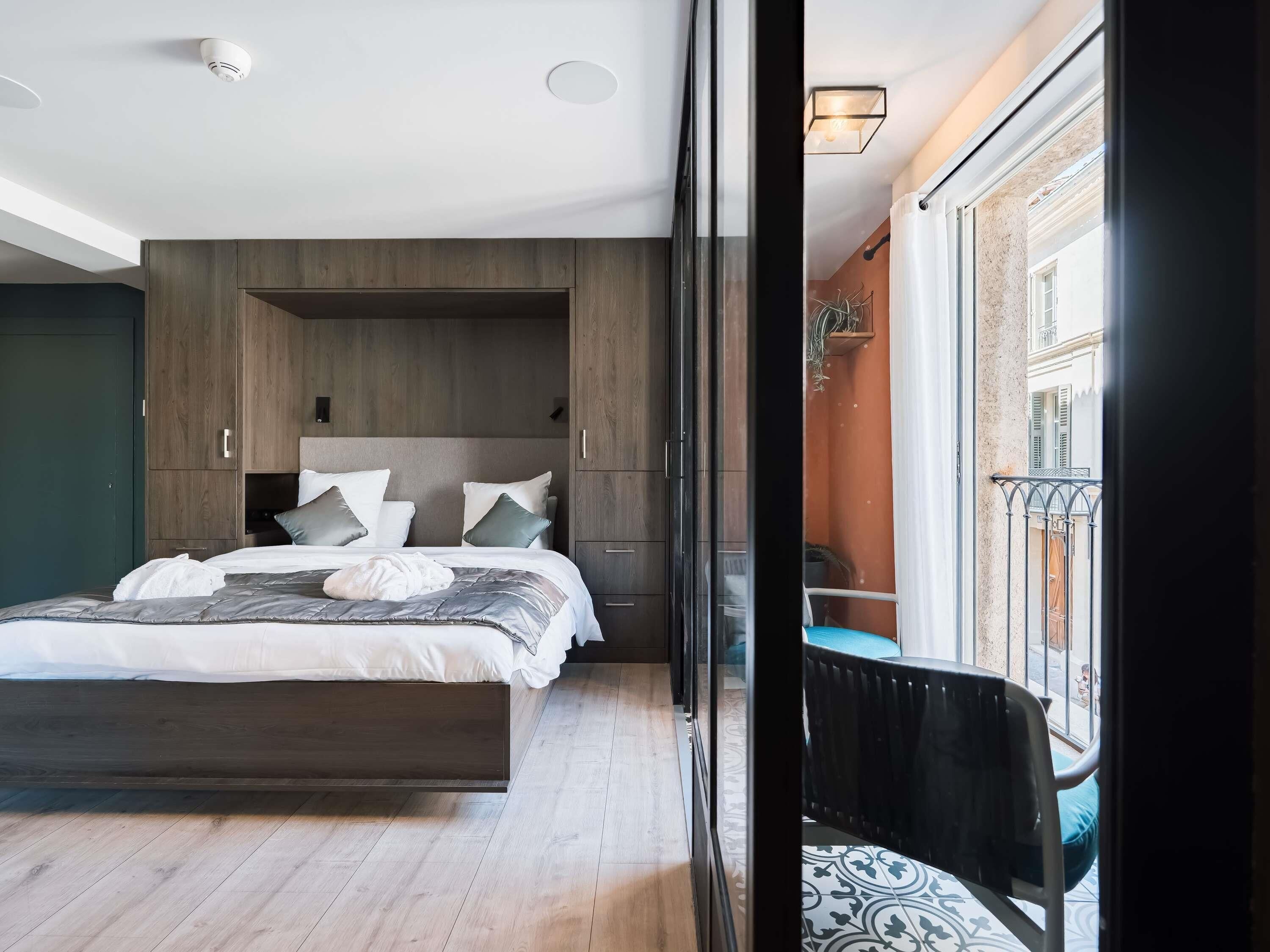 Safe på rommet, individuelt innredet, skrivebord og blendingsgardiner