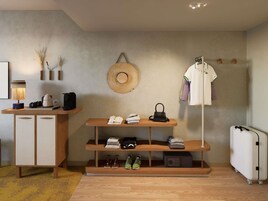 Caja fuerte, mobiliario individual, escritorio y cortinas opacas