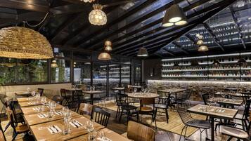 S'hi serveixen dinars, sopars i plats de cuina local