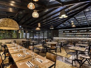 Se sirven comidas, cenas y cocina local 