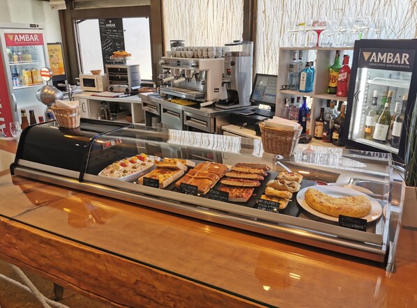 Bar (on property) - La Posada de El Chaflán (Madrid)