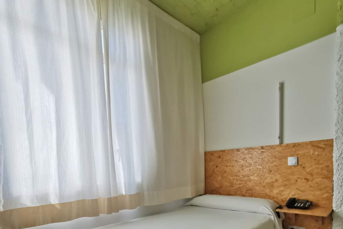Single Room | In-room safe, desk, blackout curtains, iron/ironing board