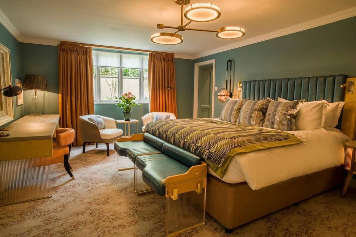 Luxe Hot Tub Suite | Egyptian cotton sheets, premium bedding, minibar, desk