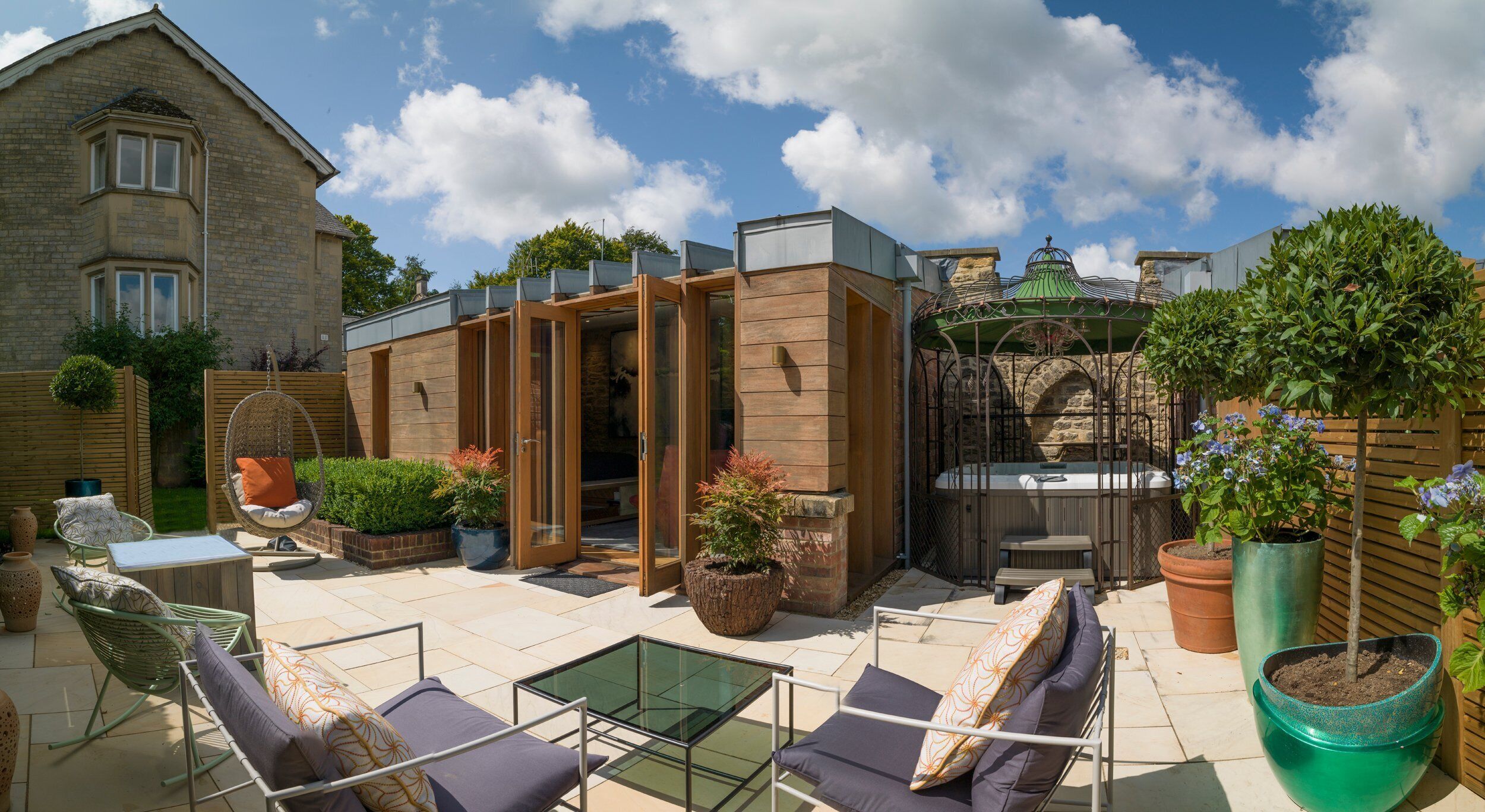 Egyptian cotton sheets, premium bedding, minibar, individually decorated