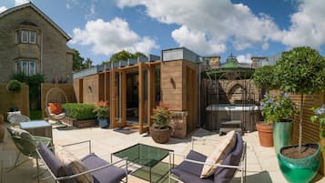 Egyptian cotton sheets, premium bedding, minibar, individually decorated