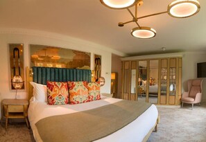 Large Deluxe King Room | Egyptinpuuvillaiset lakanat, ylelliset vuodevaatteet, minibaari